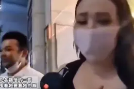 穿少了 女子在印度观光被猥琐男包围要看胸，拼死不松手，评论沸腾图片