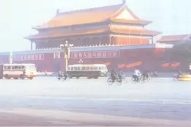 76年毛主席逝世，天安门城楼换上巨幅黑白照片，全国在哀乐中震颤图片