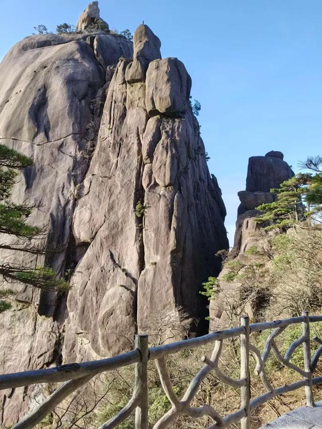 漫步黄山松掩山丛树杪，云隐仙踪徒步蹬道千阶