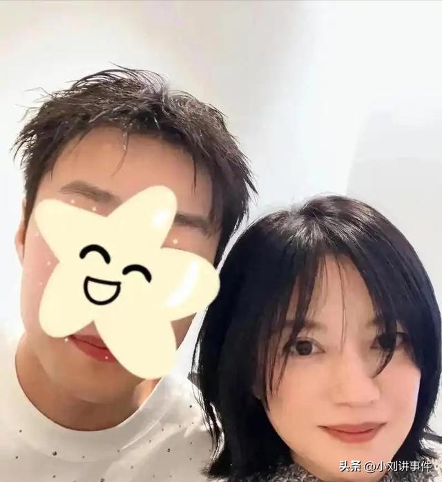 49岁赵薇脸颊凹陷沧桑得认不出！今低调和网友合影，再无往日明媚