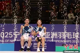 中国香港组合夺羽毛球亚锦赛混双冠军图片