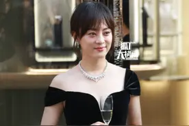 北京这夜，被“露大腿”的孙俪惊艳，面相都变了，甩打针脸几条街图片