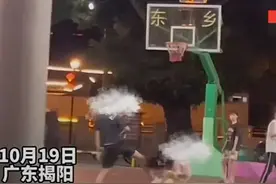 后续！女孩篮球场内被踹的满嘴流血，现场细节被扒露，男孩摊事了图片