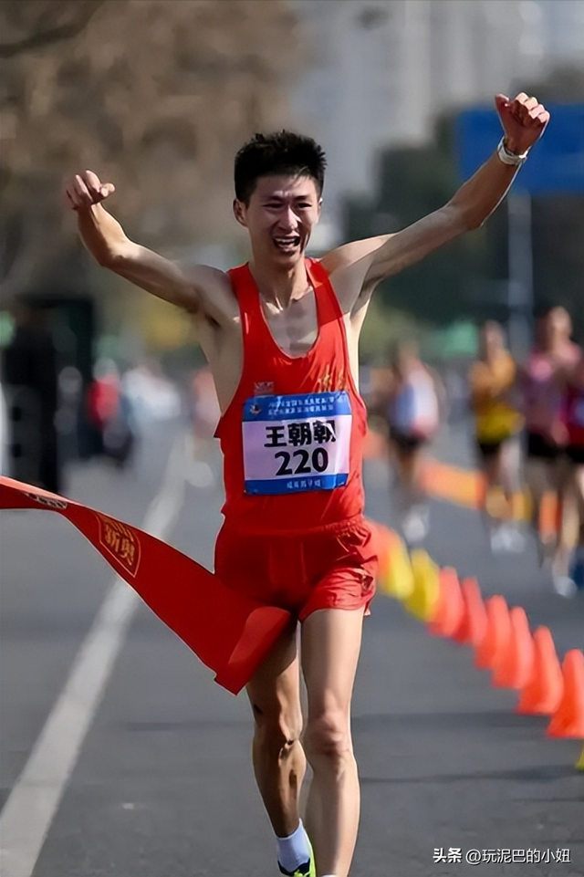 时隔10年！田径世锦赛喜讯：中国队第4枚奖牌来了 逆转：身披国旗