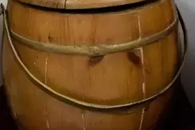 百年之前，大街上压根没有女厕所，女同志是如何解决内急的呢？图片