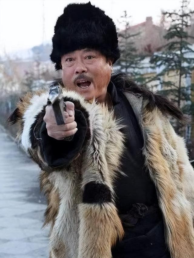 土匪马玉仁洗劫小镇，掳走几十个姑娘，却被国共双方共同认作英雄