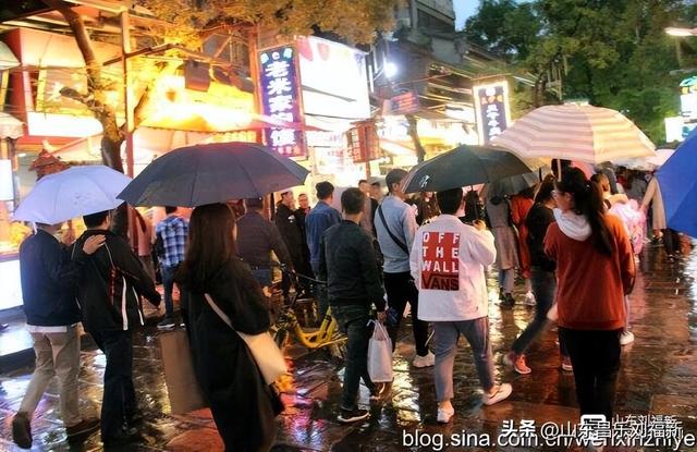 秋雨中的“西安回民街”街市（“陕西之旅”之六）