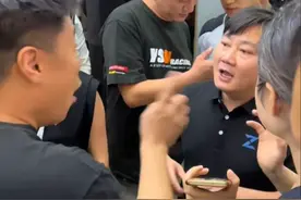 因12.5万男子大闹张雪机车，网友猜测双方做局，当事人爆其中恩怨图片