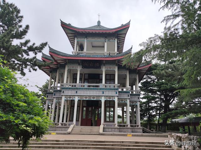 南山公园，烟台人的遛娃胜地，站在山顶的栖云阁看海天一色