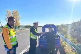 卖秋菜老人驾驶电动车误入高速还没电了，多亏民警图片