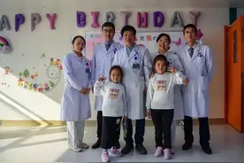 2009年湖北夫妻生连体怪婴，两人共用一个肛门，邻居都劝再生个图片