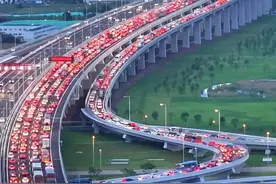 深中通道第二天，中山去深圳方向车流量大，反方向车少，说明什么图片