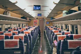 铁路职工提示：列车工作人员是有权利在火车上查验身份证件的！图片