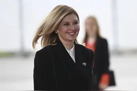 泽连斯基和夫人又去德国了！还当众亲吻好恩爱，夫人穿西装很惊艳图片