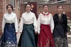 董艳颖帮三姐直播，卖货1.08亿，董男，欧阳感动的鞠躬感谢。图片