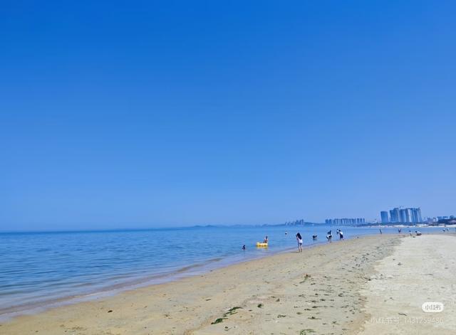 烟台的海景无敌了，玻璃海果冻海，比威海、青岛的海好看