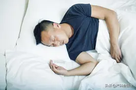 男生枕头为何容易发黄？解密人体自带的"染色剂"。图片