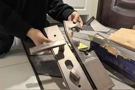 说好的上门开锁结果却成换锁，千元费用引消费者质疑业内人士提醒：找正规公司 问清价格再开锁图片