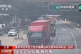 老人坐轮椅被货车顶走 小伙骑车狂追200多米拦停，被认定为见义勇为图片