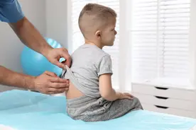 快摸摸孩子背上的这个地方，如果是凸起的，赶紧去医院图片