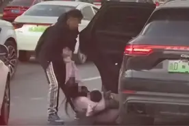 “向老婆道歉，向公众道歉！”男子强行将抱娃女子拖出保时捷，最新回应图片