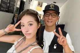 50岁吴彦祖在上海找人街拍被质疑是“阿祖分祖”，被拍者：还以为是模仿秀图片