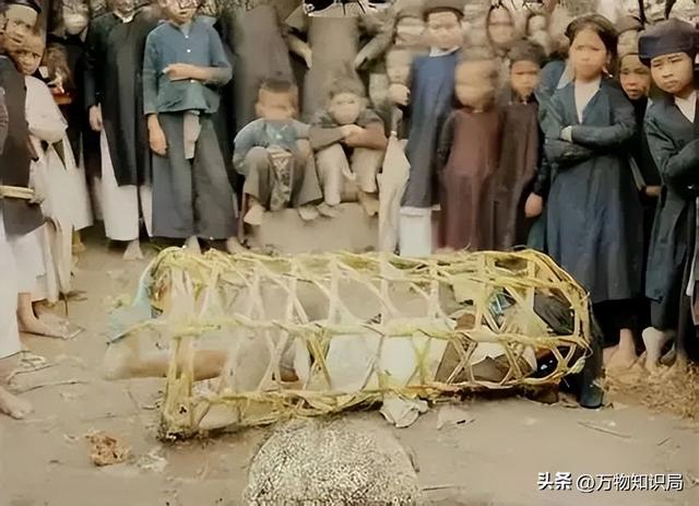 老照片：晚清时期，一名被浸猪笼的女子，躺在地上，民众冷漠围观