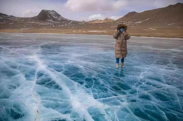 西藏冬日的冰湖仙境，堪比贝加尔湖！