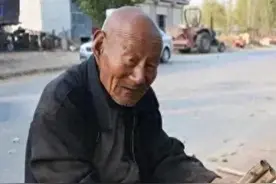 村里老光棍，谁家红白喜事都随礼，60多年没间断，回报来了图片