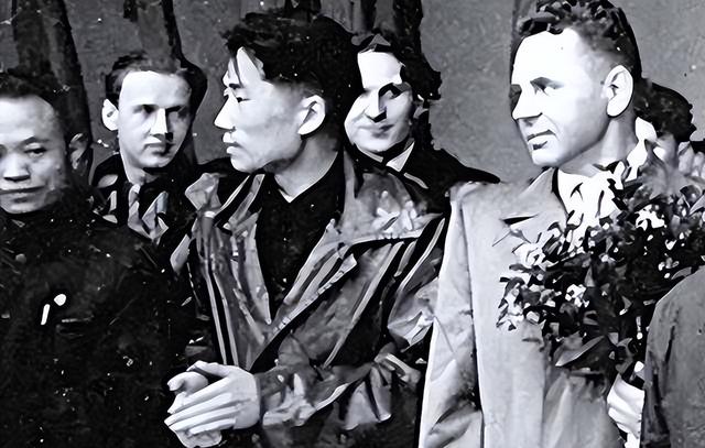 如果毛岸英不牺牲，毛主席会不会让他接班？历史早就给出了答案