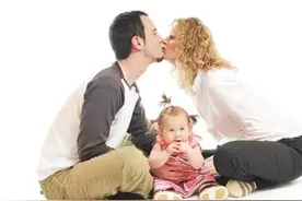 我把每个月的工资全部上交给老婆，我活得轻松又开心图片