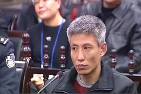 刘涌走下法庭时，苦笑看妻子，拒绝贴创口贴，在殡仪馆被执行死刑图片