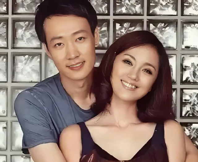 离过年仅1个月	，52岁辛柏青高调传出喜讯，朱媛媛终于可以放心了