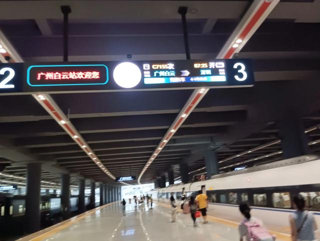 广州白云站的最大亮点，除了大，还是大