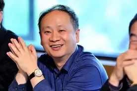 湖南首富徐航：巅峰时日赚1亿，60岁娶貌美娇妻，妻子似奶茶妹妹图片