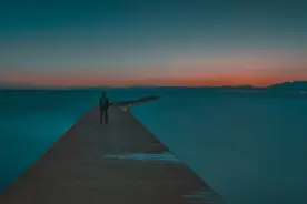 当一个人变得沉默寡言，变得不爱社交，往往伴随着以下几个原因图片