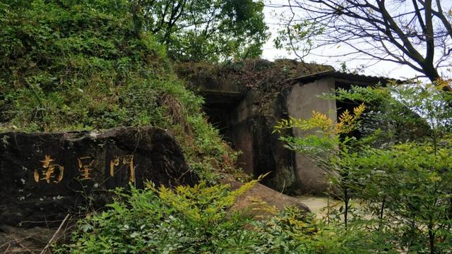 重庆九龙坡有一座明朝大寨，拥有18道城门，相传张献忠在此称帝