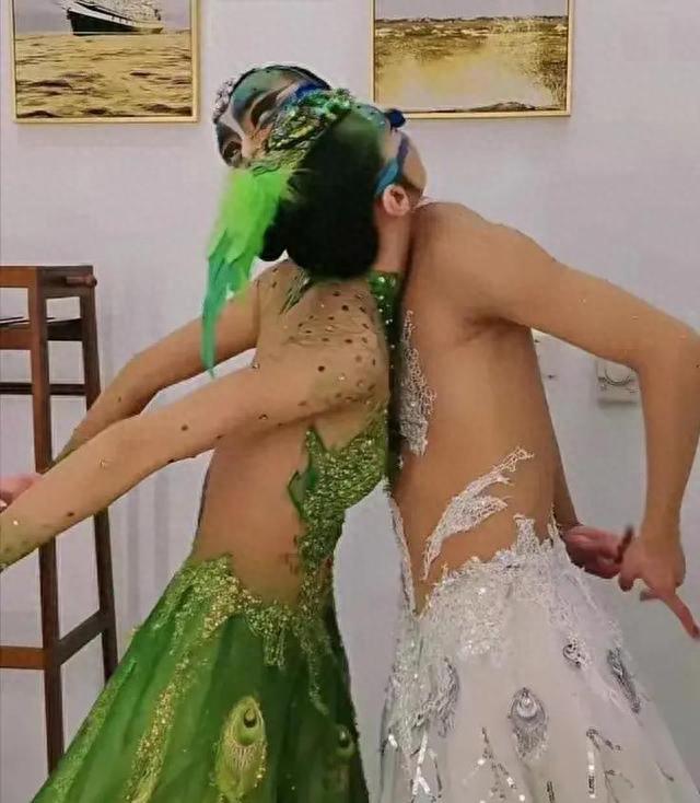 杨丽萍的孔雀舞“一丝不挂”,摸下体表情陶醉不害臊,遭金星质疑