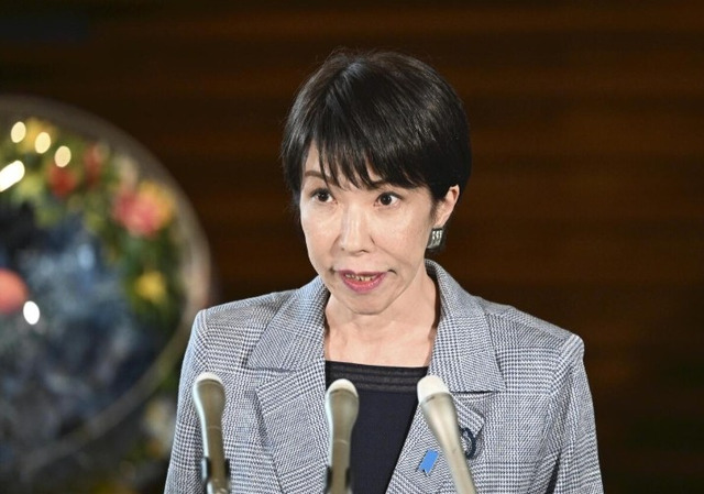 拒不认错的高市早苗，突然收到两个坏消息：中方这次动真格了