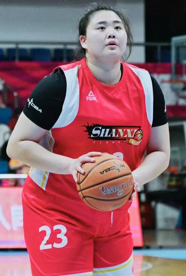 大喜讯！中国女篮81-69大胜美国，成功卫冕，宫鲁鸣陷入尴尬