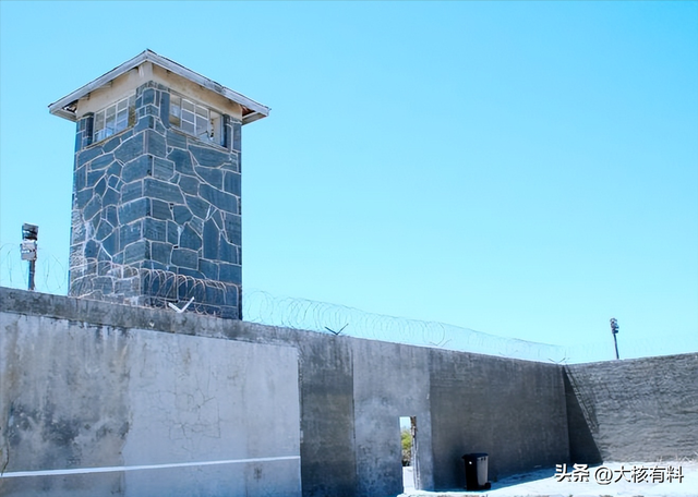 废弃王宫改造的监狱，单人牢房有电视咖啡，可以干兼职赚美元