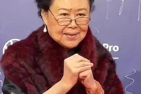 74岁斯琴高娃近况曝光，瑞士老公已经去世，穿旗袍露面，走路蹒跚图片