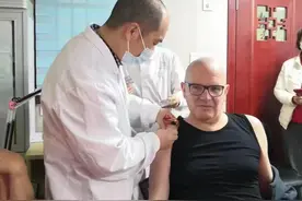 德国大叔来汉扎针灸，法国外交官来看中医，武汉基层医院的外国朋友圈越来越大图片