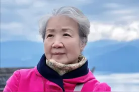 明兰祖母获奖了! 80岁曹翠芬白发苍苍，穿一身粉到西昌游玩图片