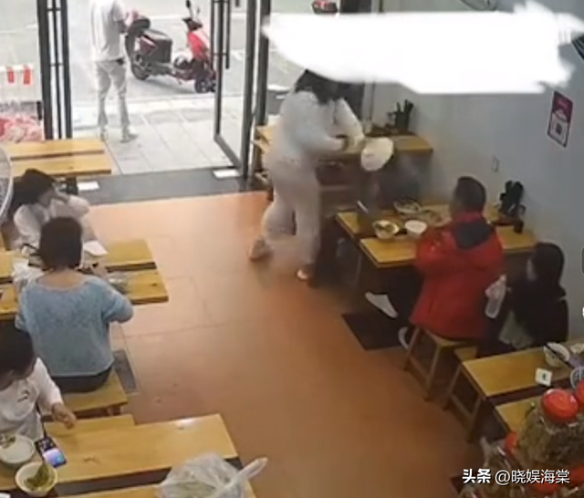 杭州胖女人吃面扣头后续：知情人曝内幕，警方介入，被父子追着打