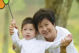 “为何奶奶来带娃是义务，姥姥来带孩子就要给钱”，宝妈霸气回怼图片