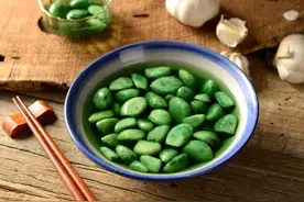 腌腊八蒜，别直接加醋泡！牢记4点，1天变绿，酸香脆爽，超简单图片