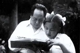 50年代，李讷在学校吃苹果习惯蹲在角落，班主任：只因不想太特殊图片