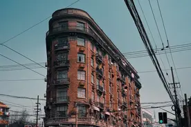 网友随手拍的富人区“武康大楼”，评论区让我看到了人生百态图片