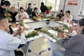 以花寄情，母爱绽放——母亲节“艺术胎教手工插花活动”图片